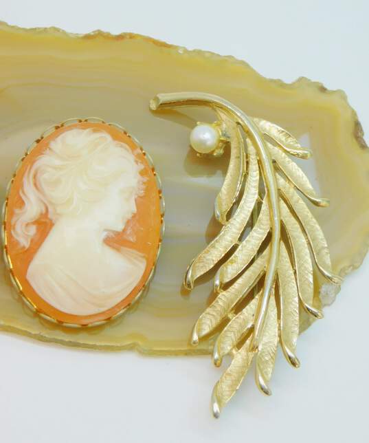 VNTG Lee Co Gold tone Faux Pearl & Faux Cameo Costume Jewelry image number 2