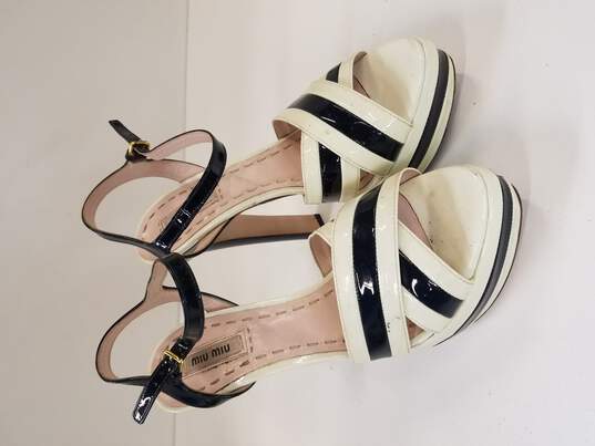 Miu Miu Black and Ivory Patent Leather Sandals Size 7.5 (Authenticated) image number 3