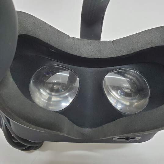Oculus VR Headset With Controllers image number 3