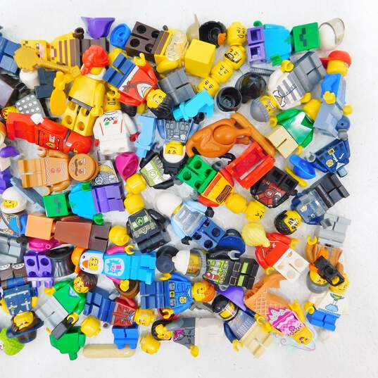 8.6 oz. LEGO Miscellaneous Minifigures Bulk Lot image number 3