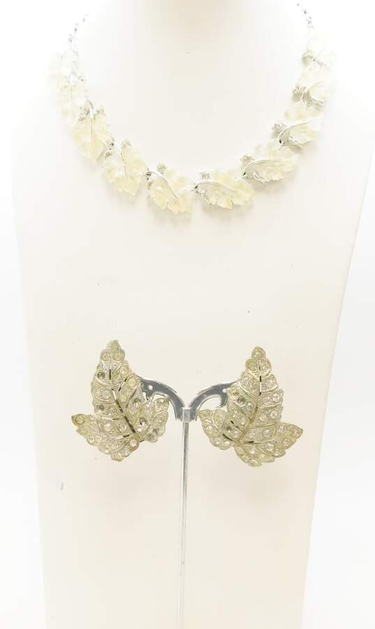 Vintage Lisner Lucite Leaf Necklace w/ Icy Rhinestone Leaf Fur Clips 93.9g image number 1