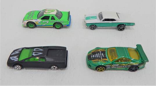 Assorted Lot Of Vntg & Newer Die Cast Cars Hot Wheels Matchbox & More image number 2
