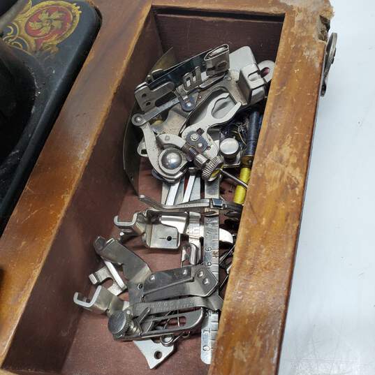 Vintage Antique Singer Sewing Machine In Wood Case (No Key) image number 3