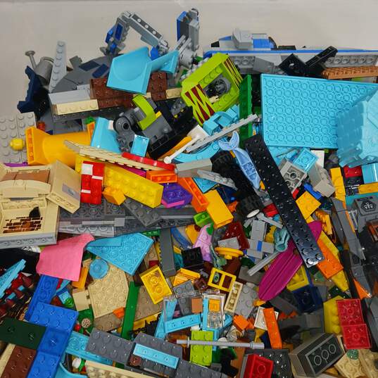 8.5lb Bundle of Mixed Variety Building Blocks and Pieces image number 3