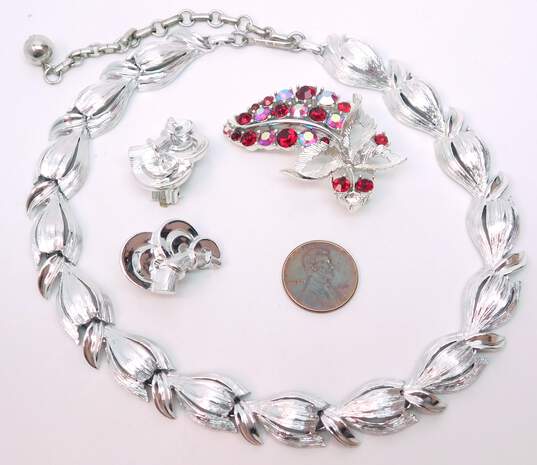 Vintage Lisner Silver Tone Etched Swirl Necklace & Earrings & Icy Red Rhinestone Brooch 81.0g image number 11