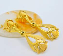 Vintage Crown Trifari Gold Tone Textured Drop Clip On Earrings 10.8g alternative image