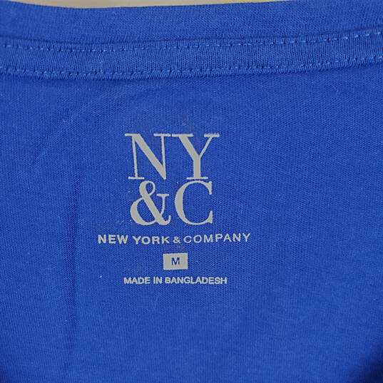 New York & Company Women Blue V Neck T shirt M NWT image number 3