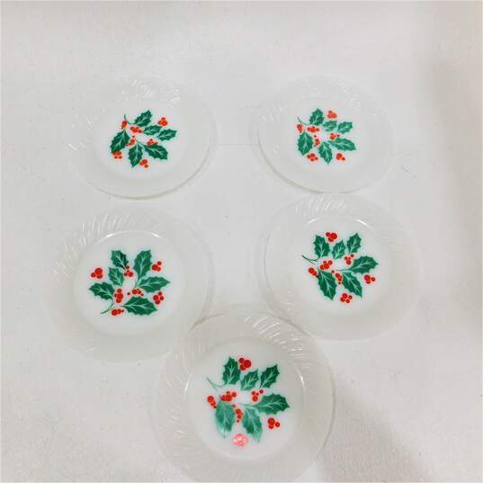 Vintage Termocrisa Crisa Christmas Holly Berry Milk Glass Dinner Plates Set of 5 image number 1