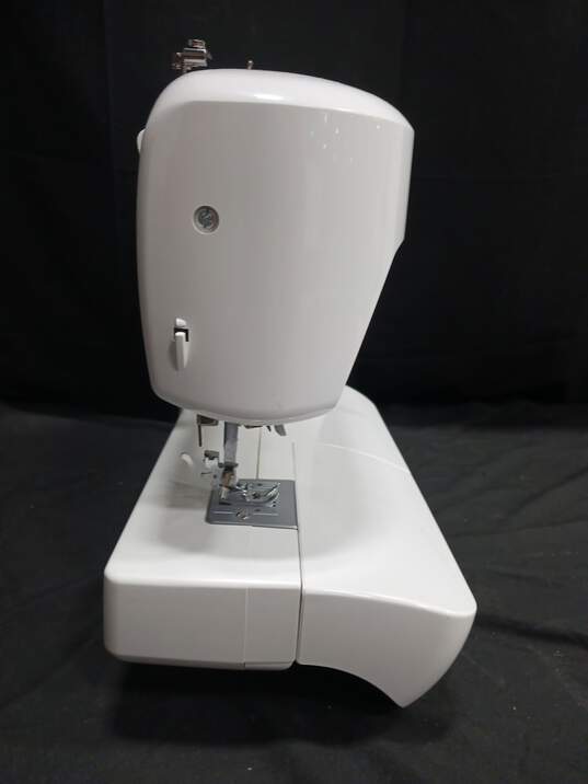 Brother XL-5600 Electric Sewing Machine For Parts/Repairs image number 5