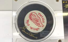 Encased Trading Card & Hockey Puck Signed by Gordie Howe - Detroit Red Wings alternative image