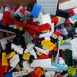 9 lbs. of Assorted LEGO Building Blocks alternative image