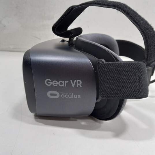 Samsung Gear VR Headset w/ Controller image number 5