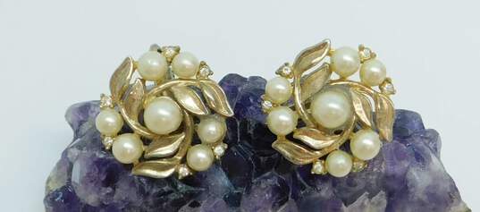 Vintage Patent Pending Crown Trifari Faux Pearl Gold Tone Clip On Earrings 9.5g image number 5