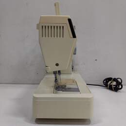 Vintage Singer 6234 Deluxe Sewing Machine alternative image