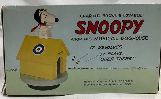 Snoopy Musical Doghouse Vintage image number 1