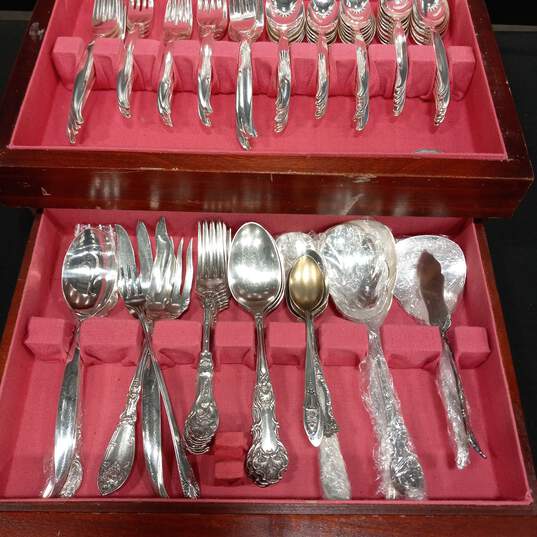 1847 Rogers Bros America's Finest Silverplate Flatware Set In Tarnish-Resisting Chest image number 4