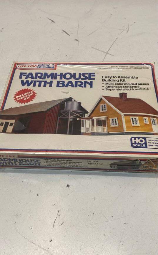 Life-Like Farmhouse With Barn HO Scale Kit image number 1