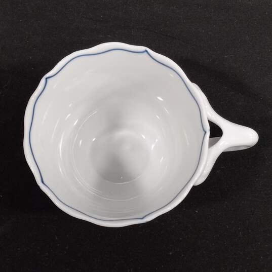 Set of 8 Blue & White Blue Danube Cups/Saucers image number 4