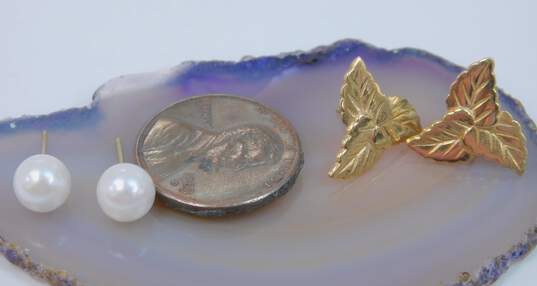 14K Gold Faux Pearl & Etched Leaves Cluster Post Earrings 1.3g image number 8