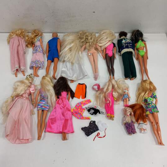 Buy the Vintage Bundle of 16 Assorted Barbie Dolls w/Travel Case