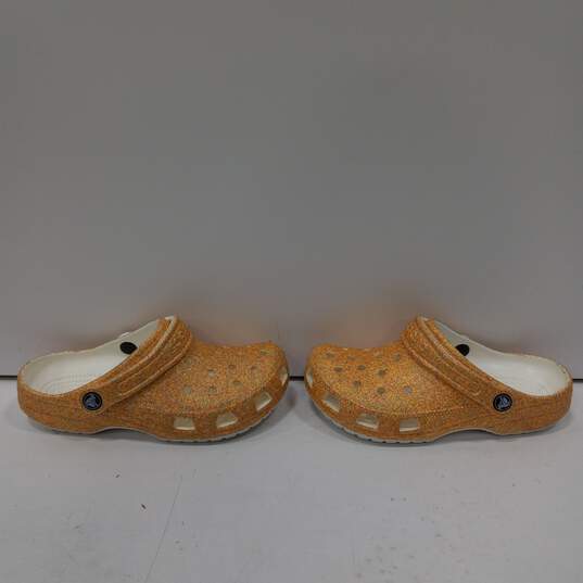 Women's Crocs Sandals Classic Glitter Orange Size M4/W6 image number 3