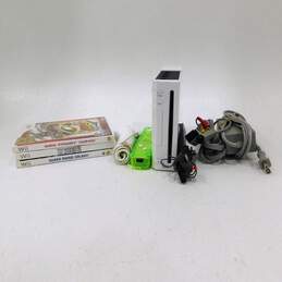 Nintendo Wii  w/ 3 Games and 1 Controllers