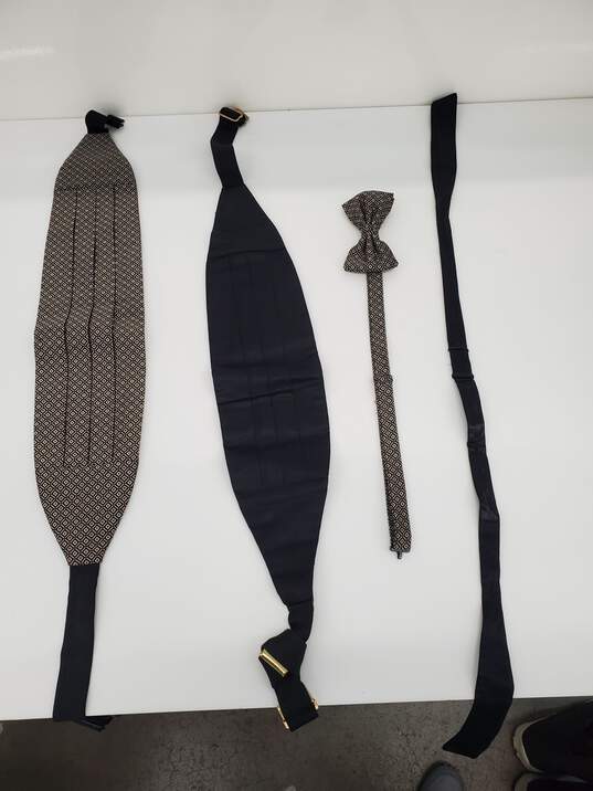 Bow Tie Cummerbund Set Used (Bill Blass) image number 2