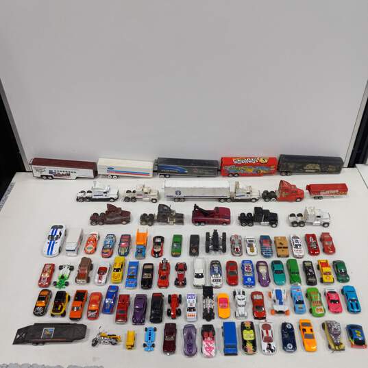 Lot of Hot Wheels Cars and Semi Trucks image number 5
