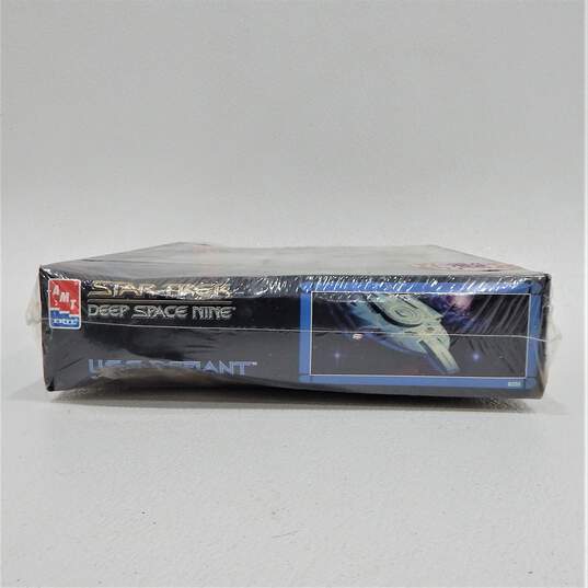 1996 AMT Star Trek Deep Space Nine U.S.S. Defiant Snap Model Kit #8255 Sealed image number 6