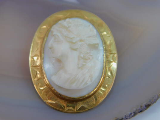 Vintage 10K Yellow Gold Carved Cameo Brooch 3.2g image number 1