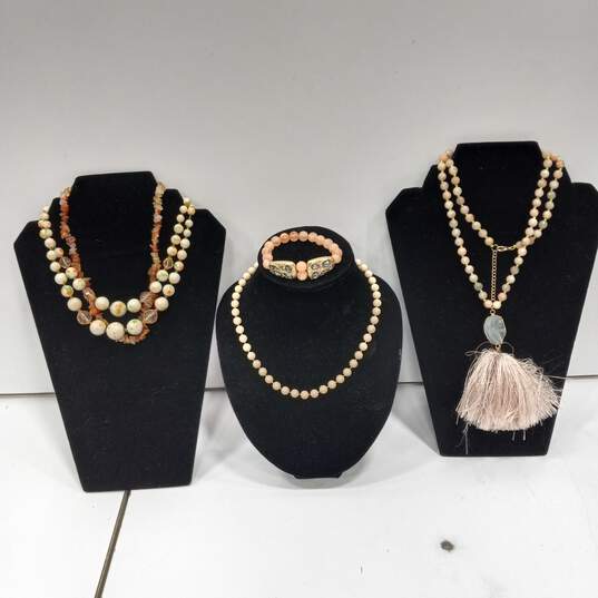 4 Pieces Of Beaded Costume Jewelry image number 1