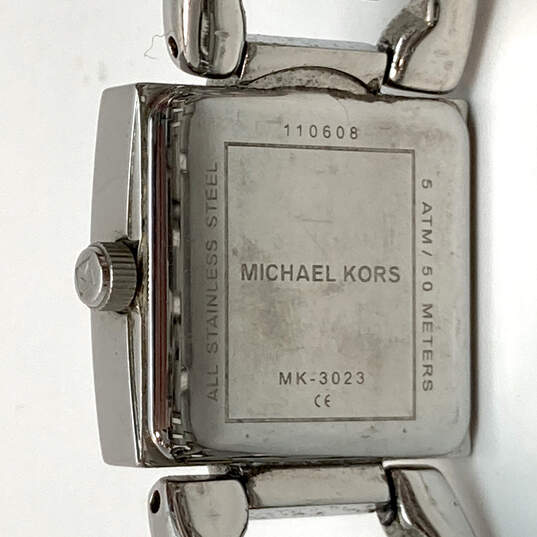 Designer Michael Kors Silver-Tone Chain Starp Square Dial Analog Wristwatch image number 5