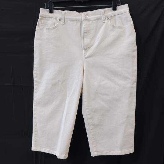Gloria Vanderbilt Women's White Capri Jeans Size 12 image number 1