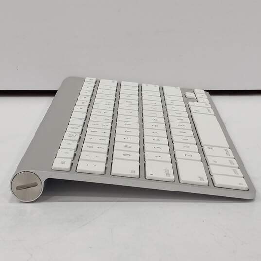 Apple MB167LL/A Wireless Keyboard w/Box image number 4