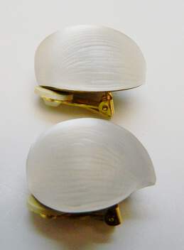 Alexis Bittar White Lucite Ribbed Seashell Clip On Earrings 14.0g alternative image