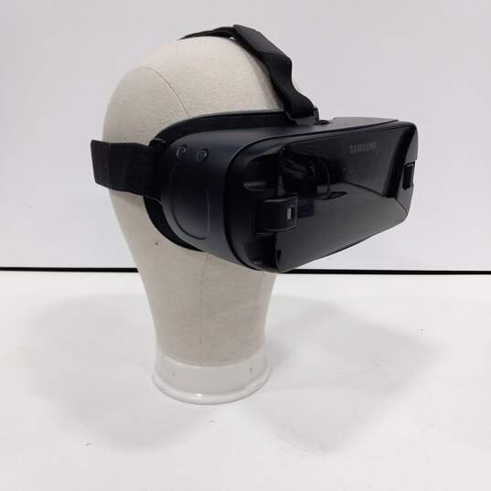 Gear VR Googles W/ Controller image number 2