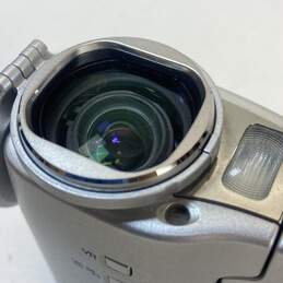 Nikon Coolpix S10 6.0MP Digital Camera alternative image
