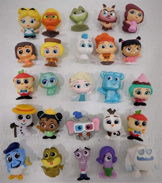 Lot of 25 Disney Doorables Mini Figures w/ ULTRA Rare Dumbo Let's Go Series image number 1