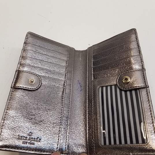 Kate Spade Highland Drive Legacy Silver Metallic Leather Bifold Zip Envelope Wallet image number 4