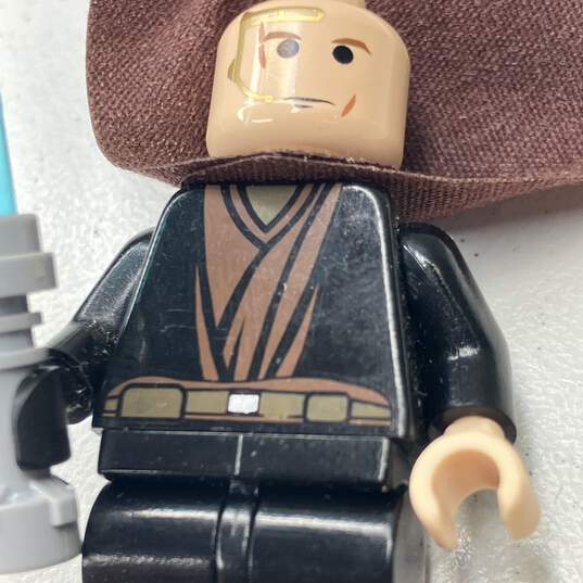 LEGO Star Wars Minifigure: Anakin Skywalker - Trans-Light Blue Light-up Lightsaber image number 6