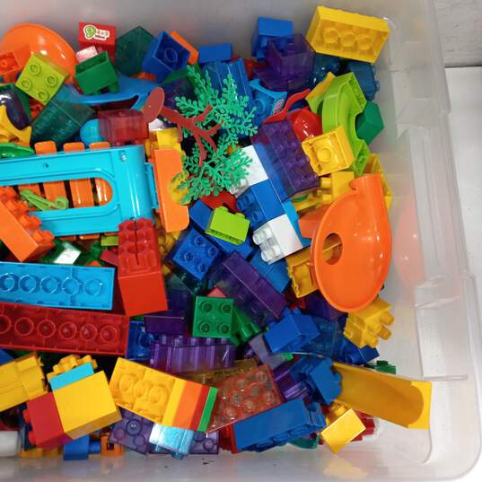 8.6lb Bulk of Assorted Lego Duplo Building Blocks and Pieces image number 2