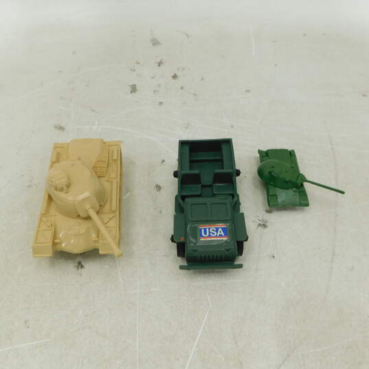 Tim-Mee Lot of Plastic Army Soldiers & Military Vehicles image number 3