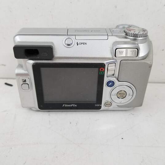 UNTESTED Fujifilm FinePix E550 6.3MP Compact Digital Camera Silver image number 2