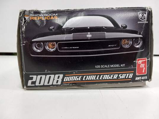 Showroom Replicas 2008 Dodge Challenger SRT8 1:25 Scale Model Kit image number 9