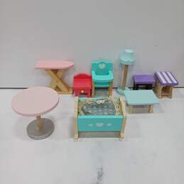 Assorted Large Dollhouse Furniture Pieces alternative image