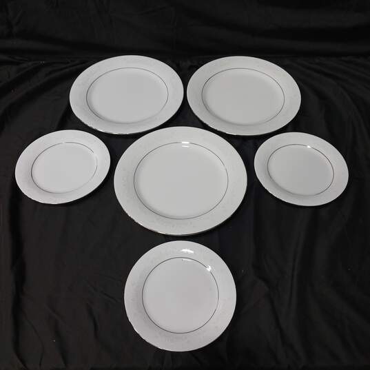 Bundle of Six Crown Ming Royal Palm China Dinner & Dessert Plates image number 2