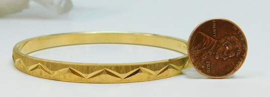 Vintage Crown Trifari Etched Gold Tone Skinny Bangle Bracelet 16.6g image number 5