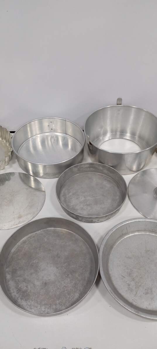 Vintage Bundle of 10 Assorted Vintage Baking Pans w/Measuring Cup image number 3