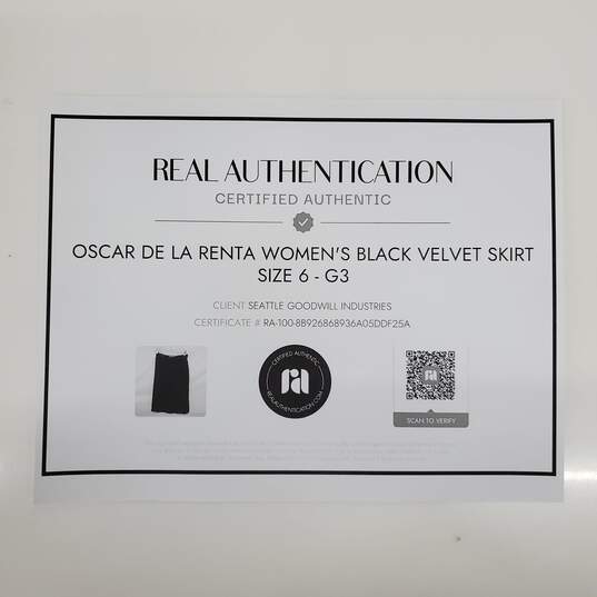Authenticated Oscar De La Renta Black Velvet Skirt Women's Size 6 image number 2