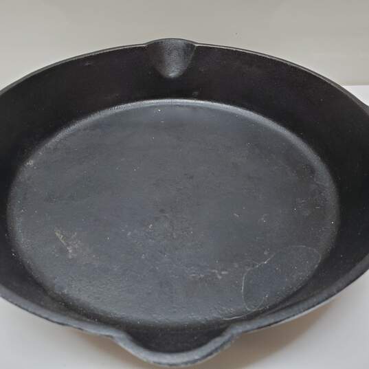 Camp Chef Lewis & Clark Pre Seasoned 12in Cast Iron Skillet Pan image number 4